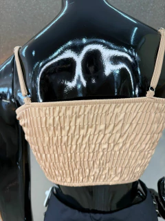 Cropped Alfaiataria com Aplicações Florais e Elástico nas Costas - Sofisticação e Charme - loja online