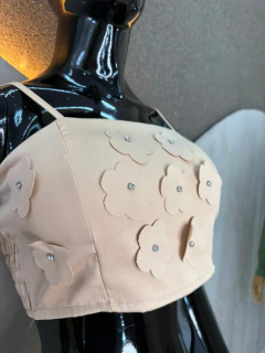 Cropped Alfaiataria com Aplicações Florais e Elástico nas Costas - Sofisticação e Charme na internet