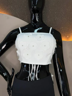 Cropped Alfaiataria com Aplicações Florais e Elástico nas Costas - Sofisticação e Charme - comprar online