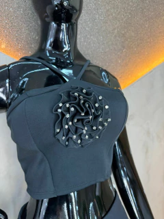 Cropped com Flor 3D e Strass - Delicadeza em Alta Definição - comprar online