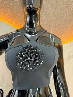 Cropped com Flor 3D e Strass - Delicadeza em Alta Definição