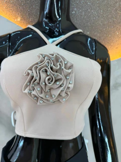 Cropped com Flor 3D e Strass - Delicadeza em Alta Definição na internet