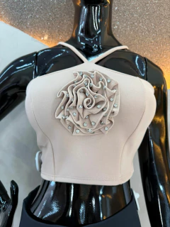 Cropped com Flor 3D e Strass - Delicadeza em Alta Definição - Baratão Confecções