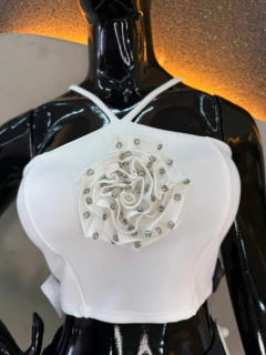 Cropped com Flor 3D e Strass - Delicadeza em Alta Definição