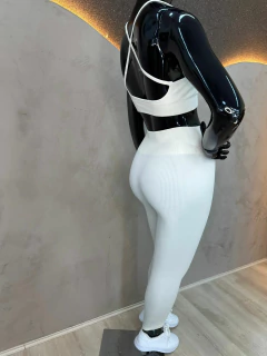 Conjunto Fitness Feminino-Top e Legging em Poliamida com Elastano na internet