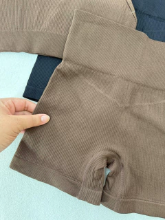 Conjunto Fitness Feminino em Poliamida e Elastano - Top Cropped + Shorts Cintura Alta - comprar online