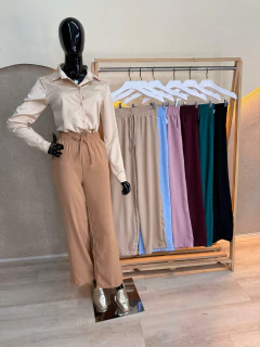 Calça Pantalona Feminina em Poliéster na internet