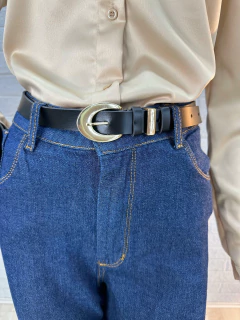 Cinto Feminino Preto com Fivela Dourada Estilo "C"
