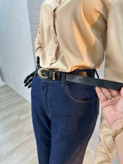 Cinto Feminino Preto com Fivela Dourada Estilo "C" na internet