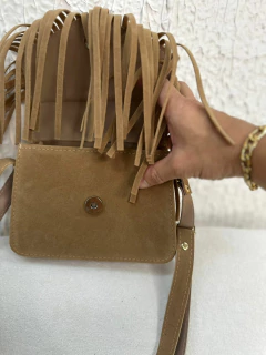 Bolsa Feminina Pequena de Camurça com Franjas - Estilo Boho Chic na internet