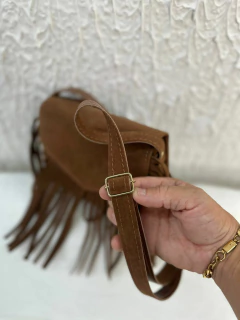 Bolsa Feminina Pequena de Camurça com Franjas - Estilo Boho Chic - Baratão Confecções