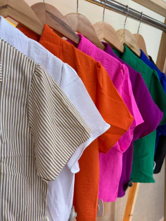 Camisa Cropped Feminina Manga Curta com Botões - Várias Cores na internet