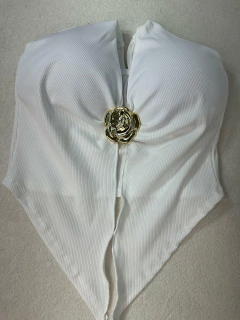 Cropped Canelado com Detalhe de Flor - Baratão Confecções