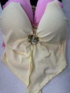 Imagem do Cropped Canelado com Detalhe de Flor