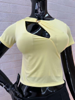 Cropped de Suplex com Recorte Vazado e Detalhe em Argola