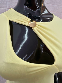 Cropped de Suplex com Recorte Vazado e Detalhe em Argola na internet