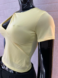 Cropped de Suplex com Recorte Vazado e Detalhe em Argola - loja online