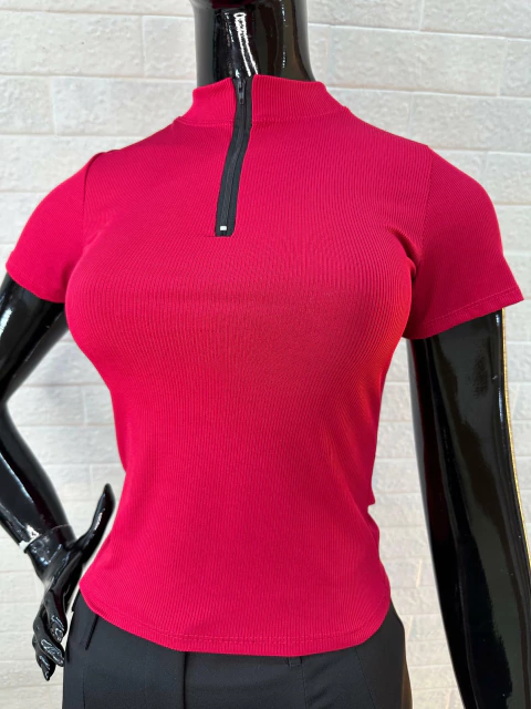 Blusa Feminina Canelada com Zíper Frontal - Manga Curta