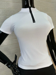 Imagem do Blusa Feminina Canelada com Zíper Frontal - Manga Curta