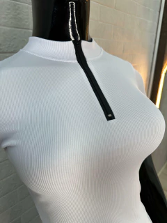 Blusa Feminina Canelada com Zíper Frontal - Manga Curta - loja online