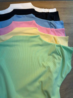 Blusa Canelada de Viscose com Elastano - Gola Alta e Barra Assimétrica - comprar online