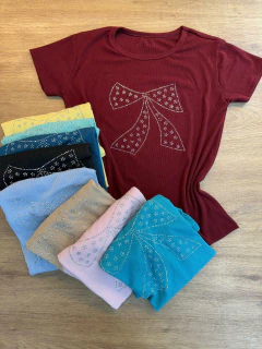 Blusa T-shirt Feminina Canelada- Viscose com Elastano - Estampa de Laço,Gratidão e Stich com Strass