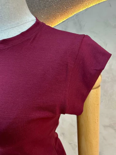 Blusa Feminina Básica em Viscose com Elastano - Manga Curta e Gola Redonda na internet