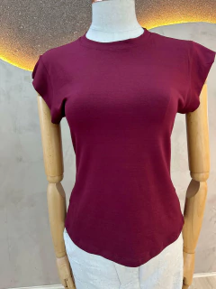 Blusa Feminina Básica em Viscose com Elastano - Manga Curta e Gola Redonda - comprar online
