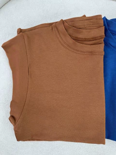 Blusa Feminina Básica em Viscose com Elastano - Manga Curta e Gola Redonda