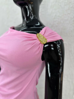 Blusa Canelada Feminina com Detalhe Dourado - Decote Ombro a Ombro - comprar online