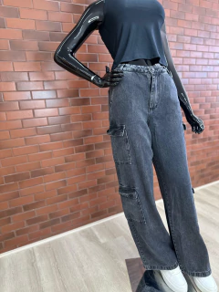 Calça Cargo Jeans Feminina Preto Estonado - Modelagem Wide Leg com Bolsos Utilitários - comprar online