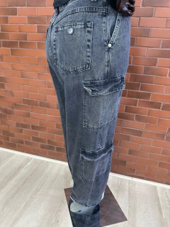 Calça Cargo Jeans Feminina Preto Estonado - Modelagem Wide Leg com Bolsos Utilitários - Baratão Confecções