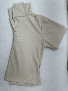 Cropped Canelado com Gola - Poliéster e Elastano - comprar online