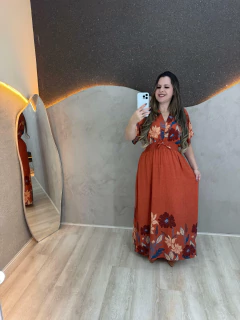 Vestido Longo de Viscose com Mangas e Estampa Tropical