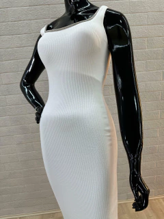 Vestido Canelado Midi com Fenda Traseira - Elegância e Conforto em uma Peça Única na internet