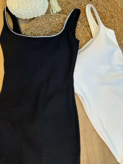 Vestido Canelado Midi com Fenda Traseira - Elegância e Conforto em uma Peça Única