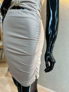 Vestido Suplex Midi com Recortes e Detalhes em Argola - Sensualidade e Sofisticação na internet