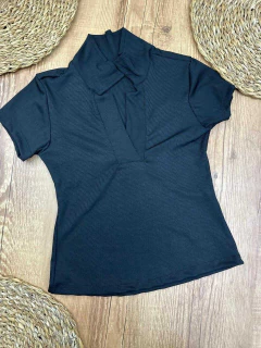 Blusa Canelada em Poliéster com Elastano-Gola estilo Polo - comprar online