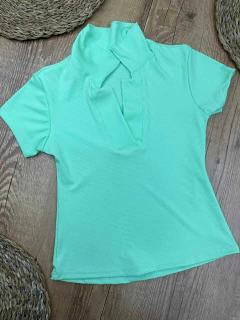 Blusa Canelada em Poliéster com Elastano-Gola estilo Polo - Baratão Confecções