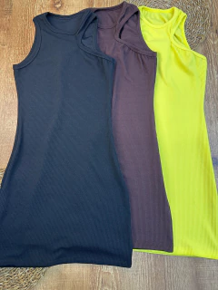 Vestido Canelado com Recortes – Moderno e Estiloso na internet