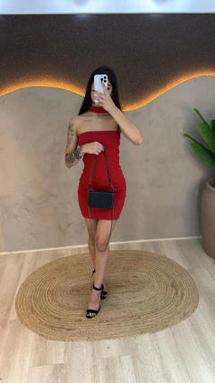 Vestido Canelado com Detalhe no Pescoço e Costa Cruzada em X ✨