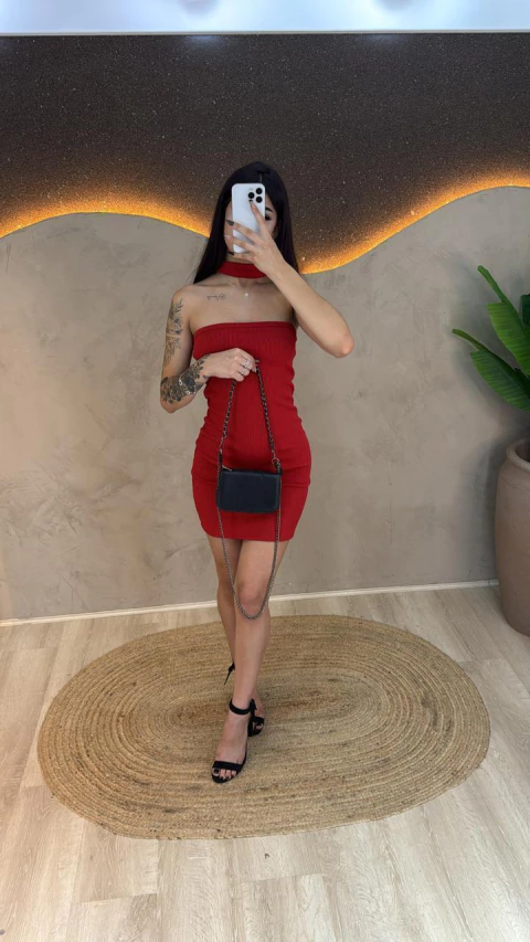 Vestido Canelado com Detalhe no Pescoço e Costa Cruzada em X ✨