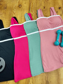 Macaquinho Canelado com Alças Largas e Detalhes Contrastantes ✨