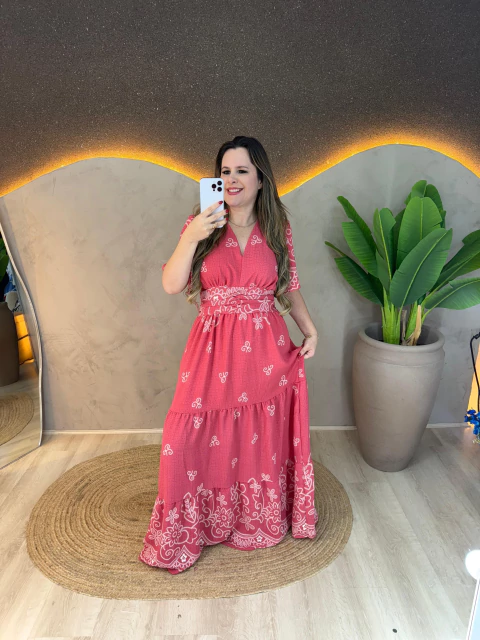 VESTIDO LONGO EM POLIÉSTER - Feminilidade e Conforto em uma só Peça