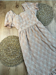 VESTIDO LONGO EM POLIÉSTER BORDADO -DELICADEZA E ELEGÂNCIA EM UMA PEÇA - Baratão Confecções