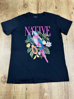 T-shirt Feminina “Native” com Estampa Tropical na internet