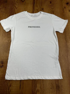 T-Shirt “PROTEGIDA” - comprar online