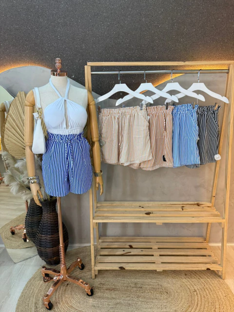 Short Listrado de Poliéster – Leve, Estiloso e Cheio de Charme