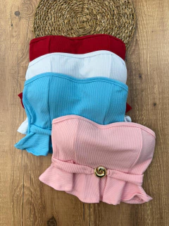 Cropped Canelado com Babado e Detalhe Dourado – Delicadeza e Estilo em Uma Só Peça! ✨