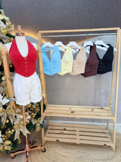 Cropped Feminino de Poliéster com Elastano – Modelo Estruturado com Botões Frontais